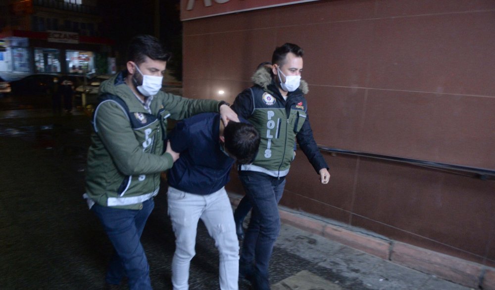 Yaşlı çiftin ziynet ve parasını çalan 2 kişi uyuşturucuyla yakalandı