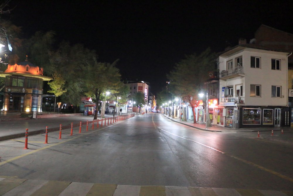 Kısıtlamanın ikinci gününde Konya sokaklarında bir onlar kaldı