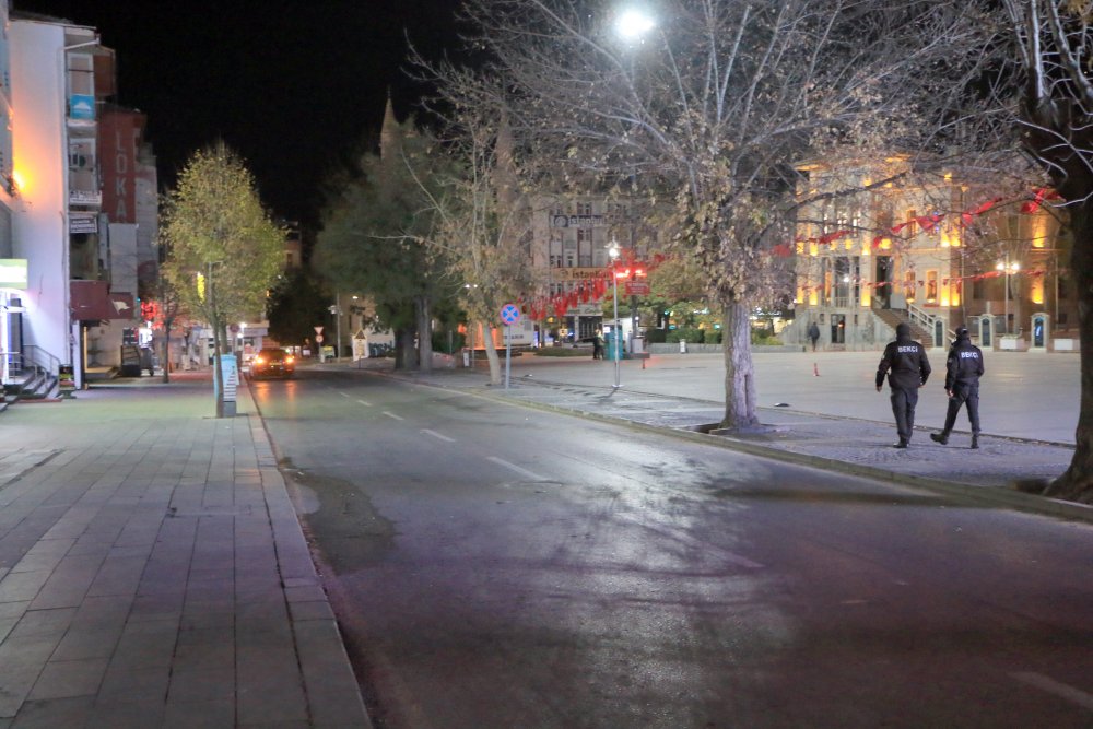Kısıtlamanın ikinci gününde Konya sokaklarında bir onlar kaldı