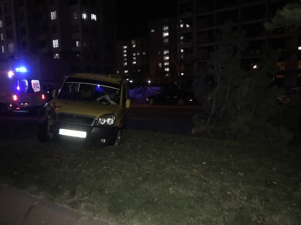Yoldan çıkan ticari taksi refüjdeki ağaçlara çarparak durdu! Sürücüsü yaralandı