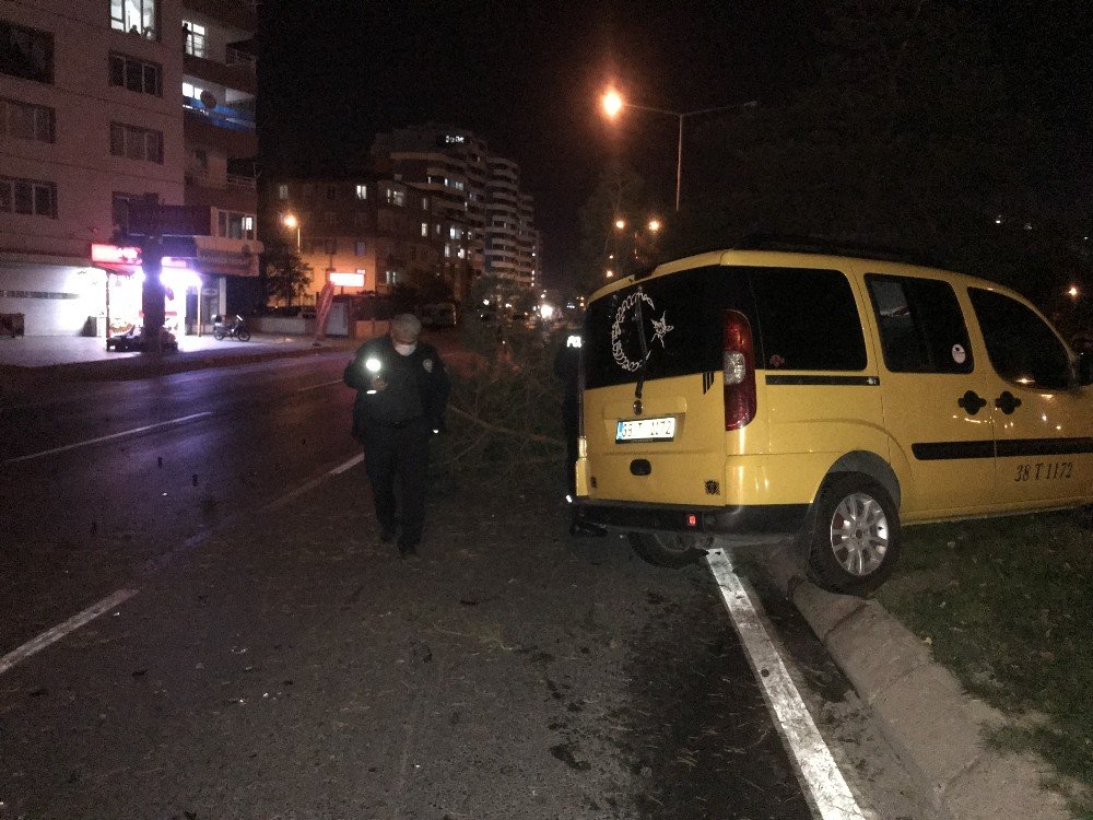 Yoldan çıkan ticari taksi refüjdeki ağaçlara çarparak durdu! Sürücüsü yaralandı
