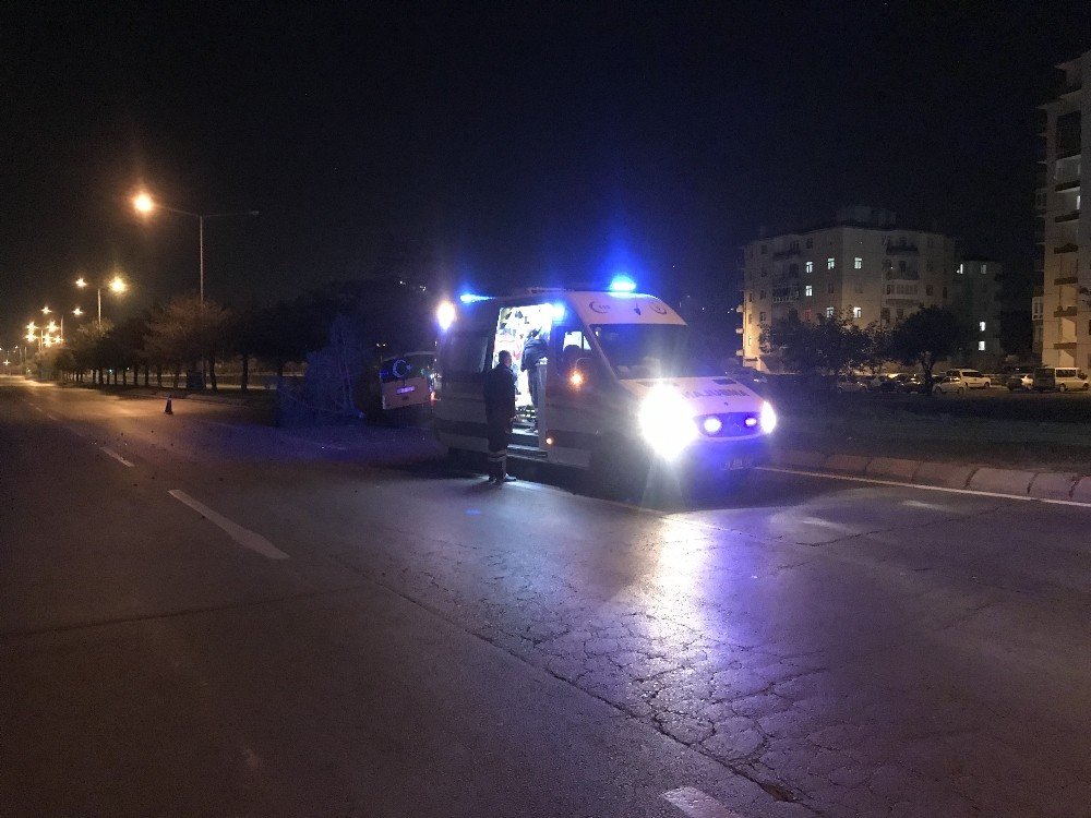 Yoldan çıkan ticari taksi refüjdeki ağaçlara çarparak durdu! Sürücüsü yaralandı