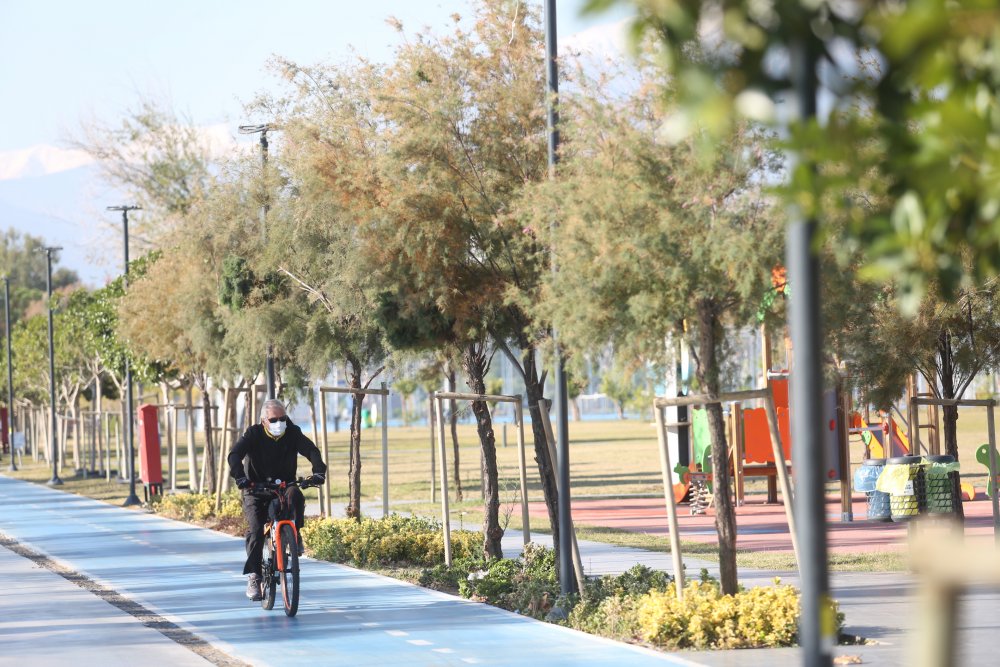 Antalya'da koronavirüs tedbirlerine takılan yaş grupları sokağa çıktı