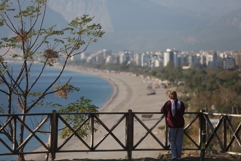 Antalya'da koronavirüs tedbirlerine takılan yaş grupları sokağa çıktı