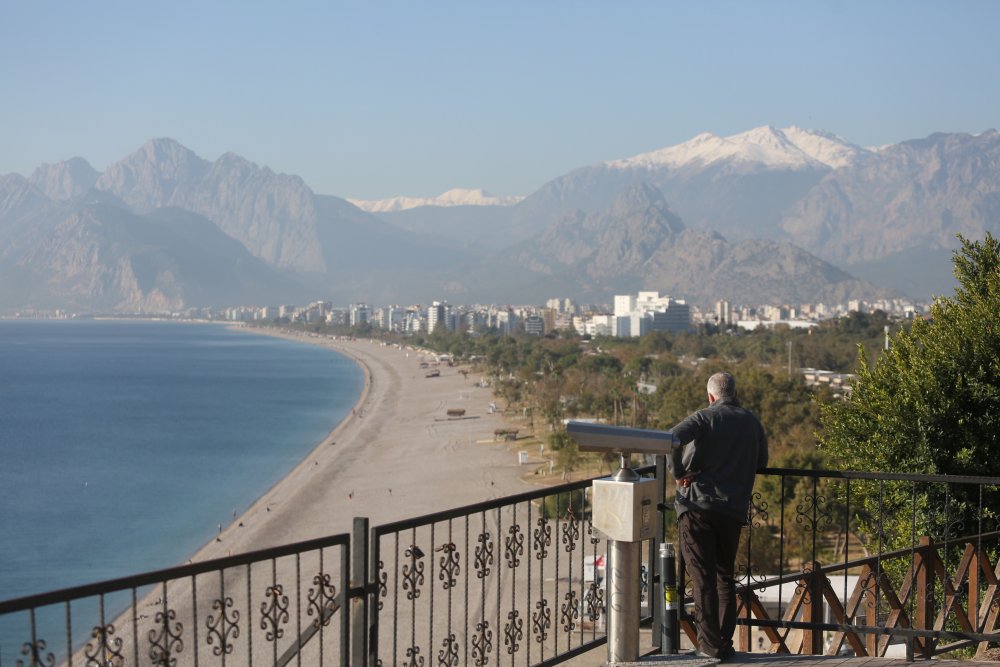 Antalya'da koronavirüs tedbirlerine takılan yaş grupları sokağa çıktı