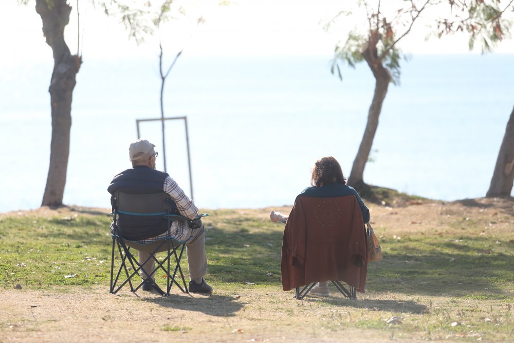 Antalya'da koronavirüs tedbirlerine takılan yaş grupları sokağa çıktı