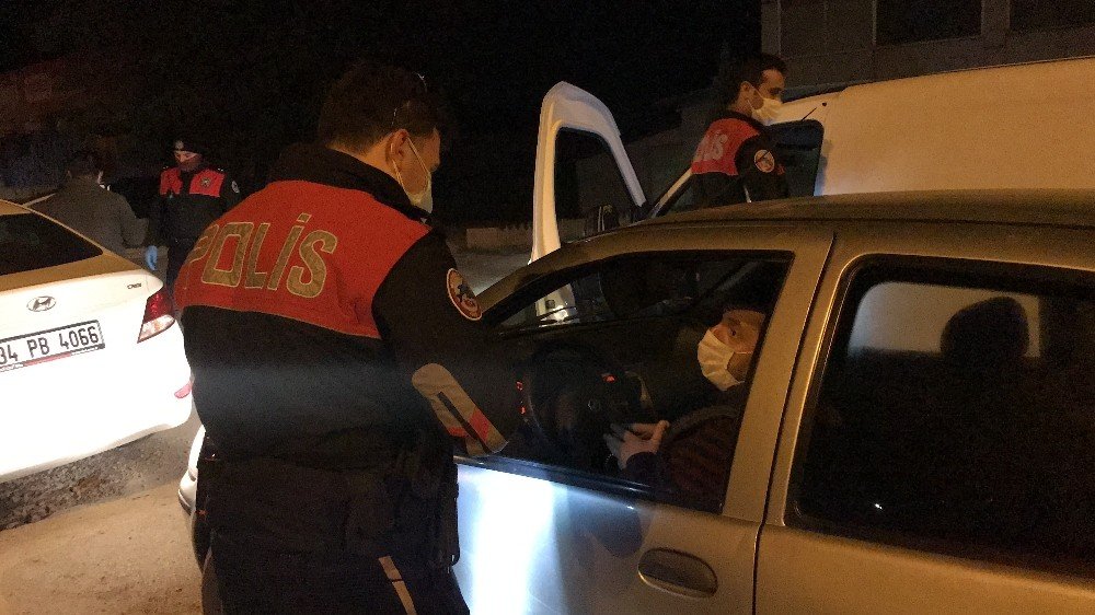 Kısıtlamada sokağa çıkan ehliyetsiz sürücü cezayı yiyince gazetecilere tükürdü