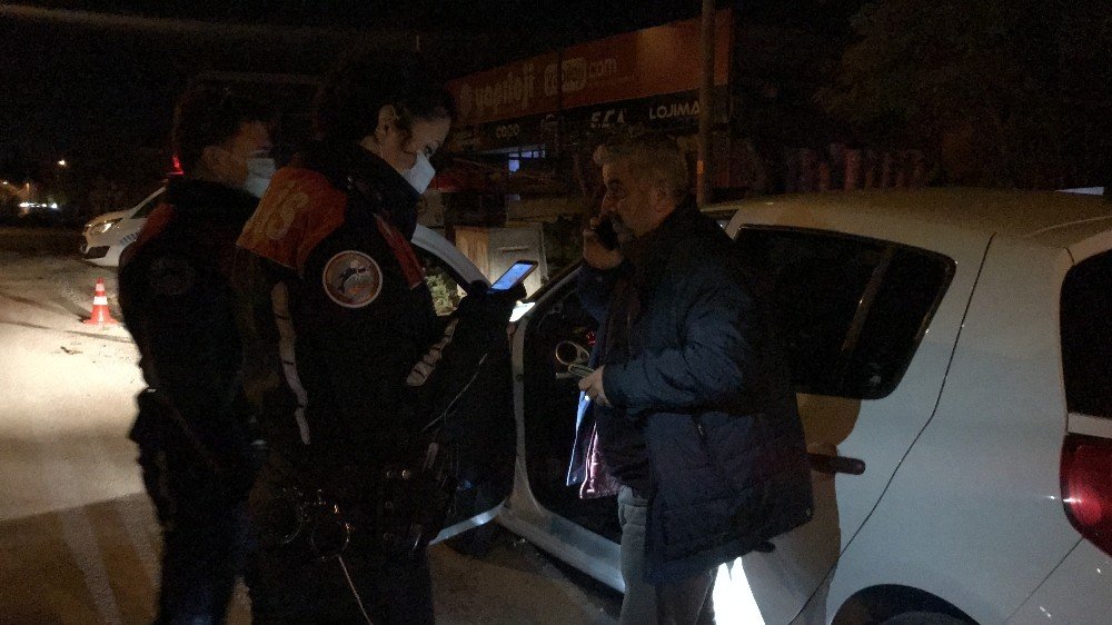 Kısıtlamada sokağa çıkan ehliyetsiz sürücü cezayı yiyince gazetecilere tükürdü