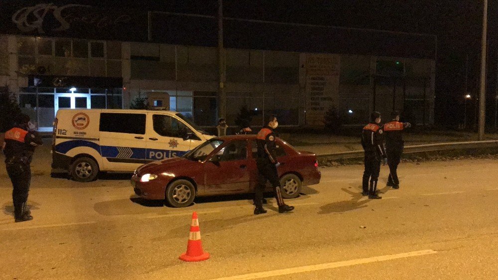 Kısıtlamada sokağa çıkan ehliyetsiz sürücü cezayı yiyince gazetecilere tükürdü