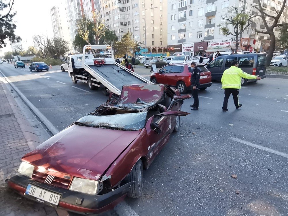 Takla atan otomobil dümdüz oldu! Sürücüsü ağır yaralı