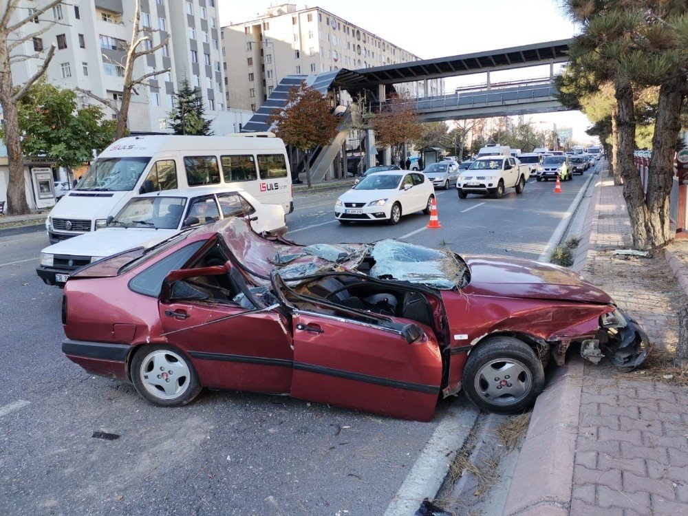 Takla atan otomobil dümdüz oldu! Sürücüsü ağır yaralı