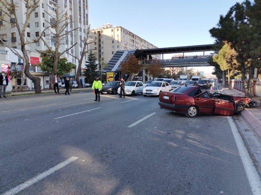 Takla atan otomobil dümdüz oldu! Sürücüsü ağır yaralı