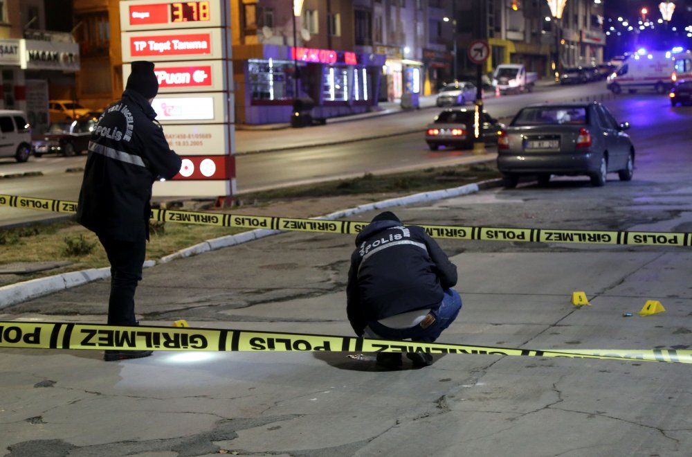 Akaryakıt istasyonunda silahlı ve bıçaklı kavga! 3 yaralı