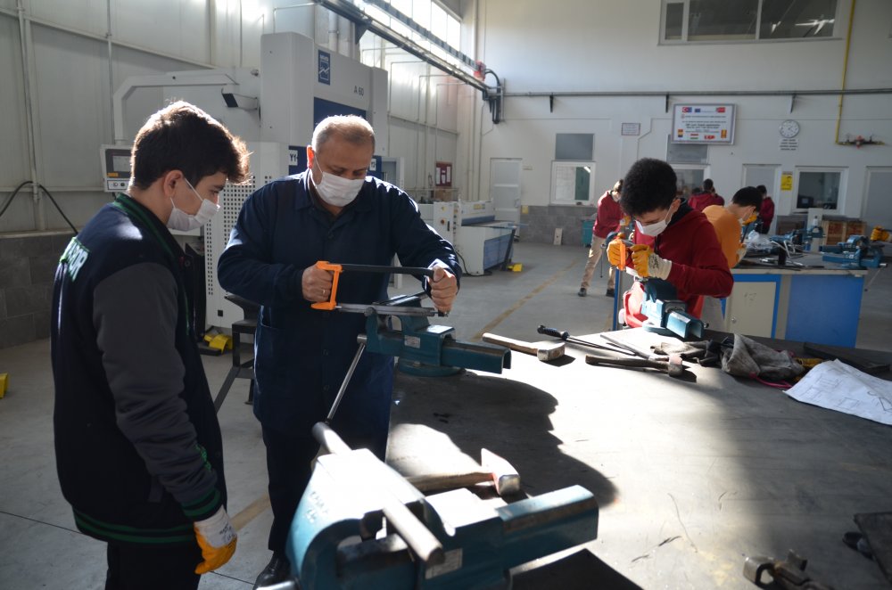 Koronavirüs salgınının ilk günlerinde kahraman ilan edildiler ama unutuldular