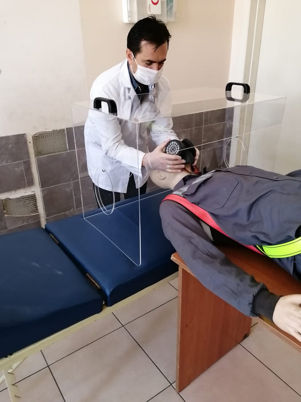 Koronavirüs salgınının ilk günlerinde kahraman ilan edildiler ama unutuldular