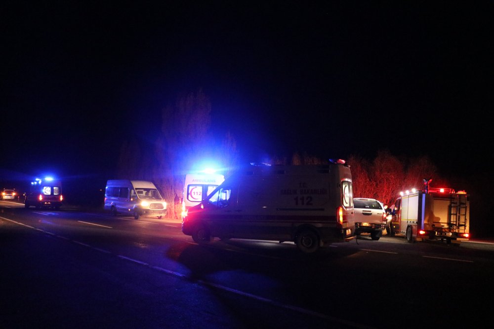 Polisin 'dur' ihtarına uymayan kamyonet devrildi! 17 sığınmacı yaralandı