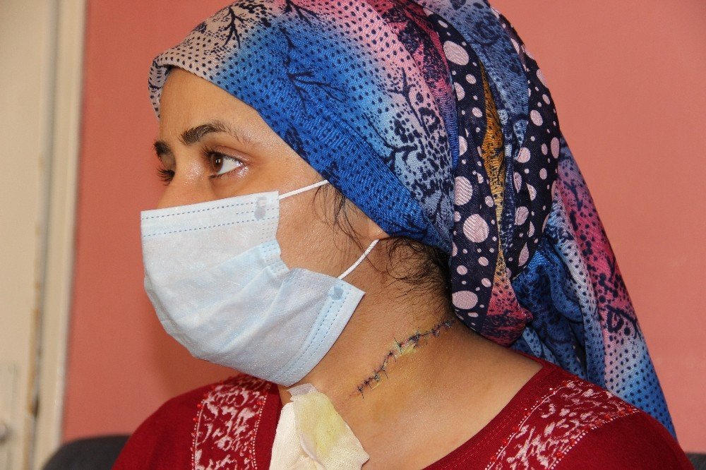 Boşanmak istedi boğazı kesildi! 30 yaşındaki anne çocuklarının gözü önünde öldürülmek istendi