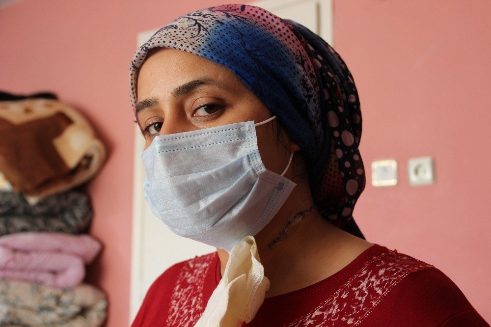 Boşanmak istedi boğazı kesildi! 30 yaşındaki anne çocuklarının gözü önünde öldürülmek istendi