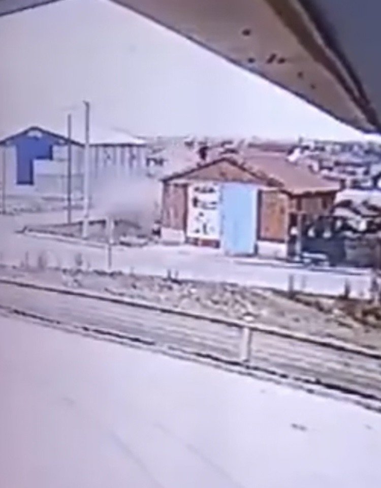 Bu kaza Konya'da yaşandı! Takla atıp çatıya düştü