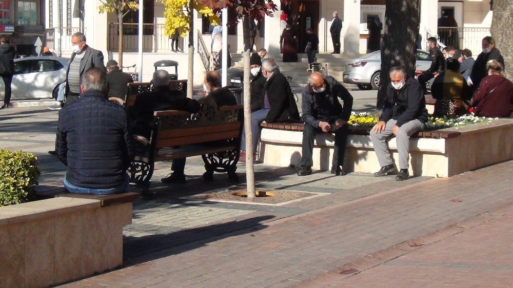 Bursa'da koronavirüs vakalarının artış sebebi fotoğraflarla gözler önüne serildi! Kurala uymuyorlar