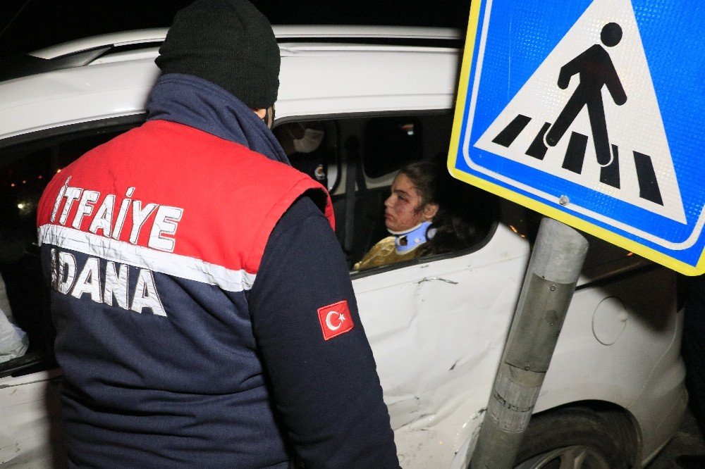 İşçi servisi hafif ticari araçla çarpıştı! 4 yaralı