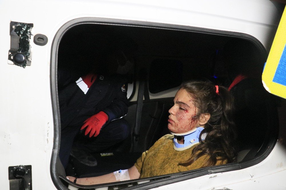 İşçi servisi hafif ticari araçla çarpıştı! 4 yaralı