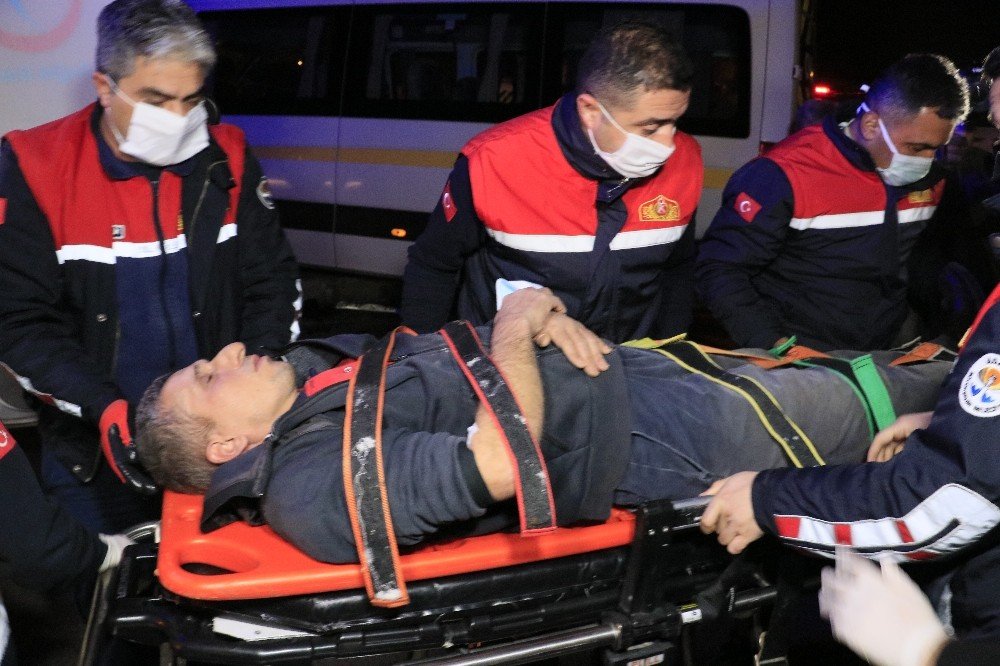 İşçi servisi hafif ticari araçla çarpıştı! 4 yaralı