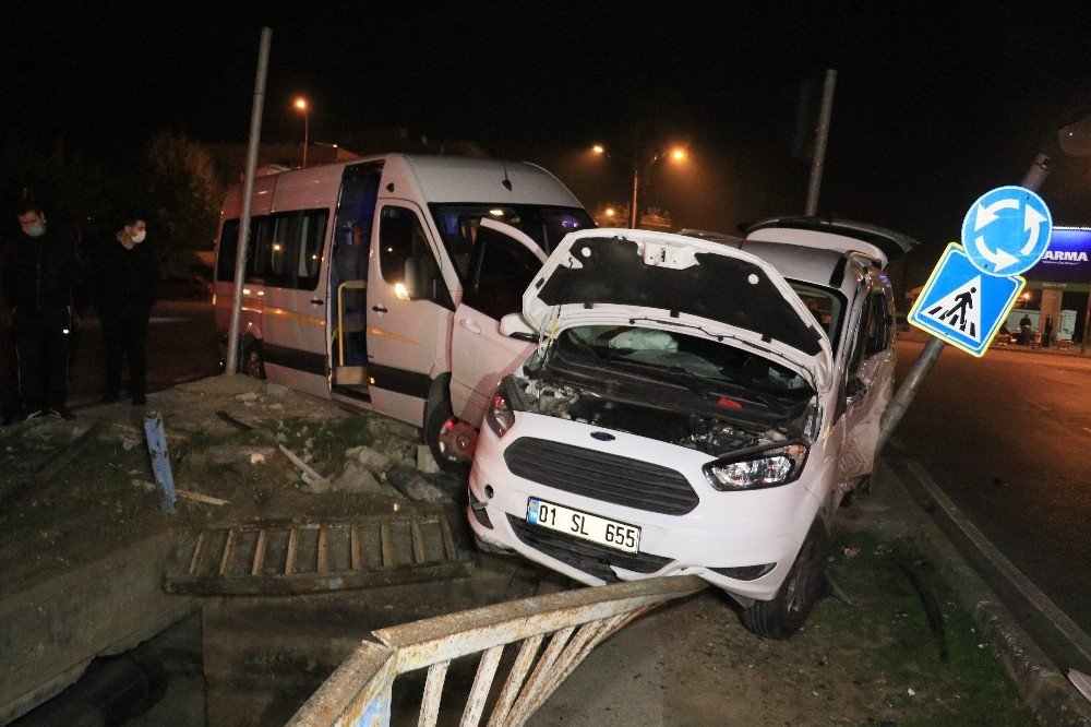 İşçi servisi hafif ticari araçla çarpıştı! 4 yaralı