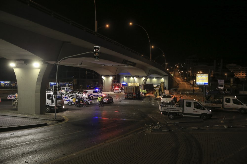 Konya yolunda devrilen tırın sürücüsü öldü