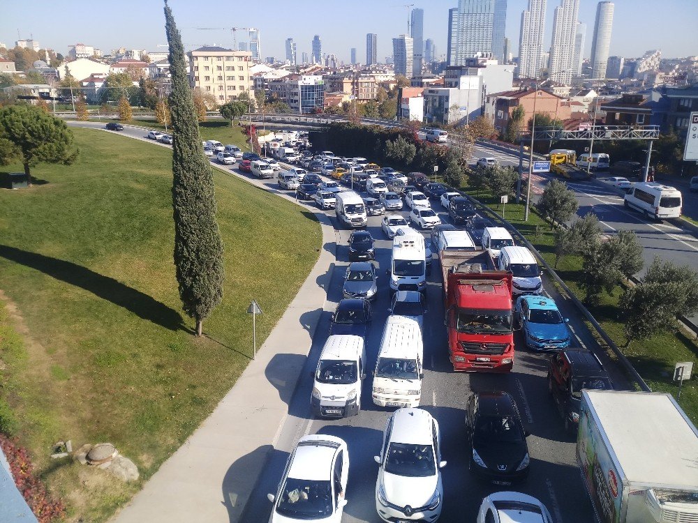 Üzerine hafriyat kamyonu devrildi! Burnu bile kanamadı