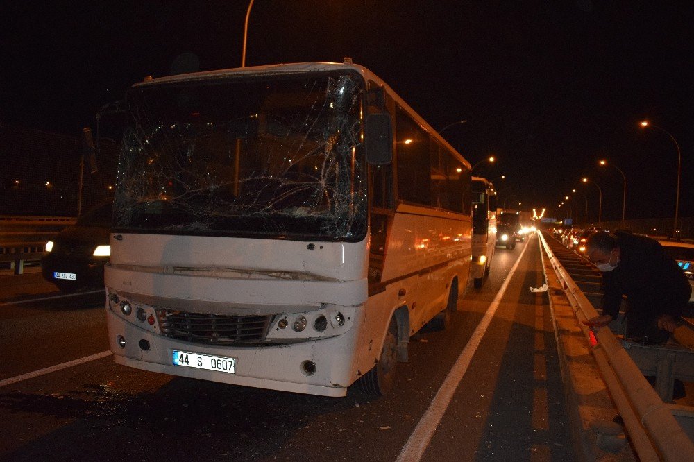 Viyadükte 3 işçi servisi zincirleme kaza yaptı! 4 yaralı