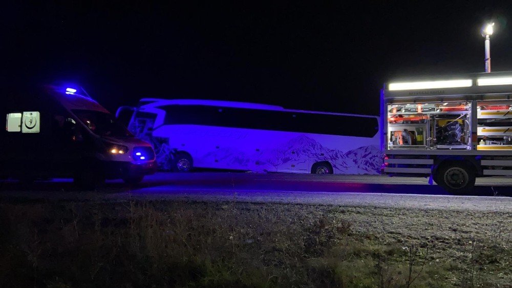 Yolcu otobüsü kamyonetle çarpıştı! 1 ölü 2'si çocuk 5 yaralı