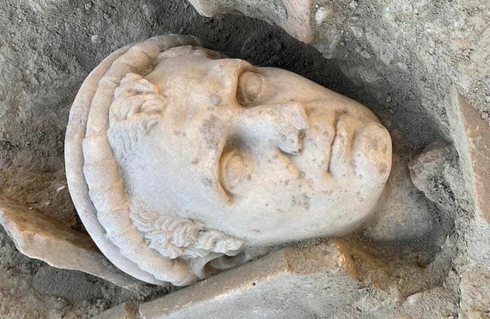 Laodikya Antik Kentinde 2 bin yıllık yıllık heykel başı bulundu