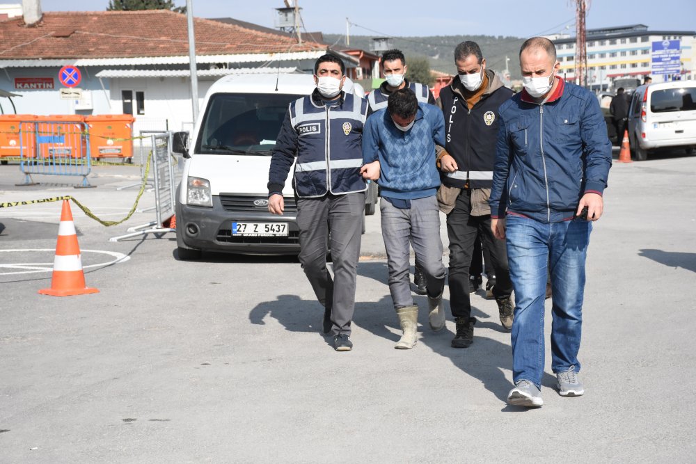 Lüks kiralık otomobille gasp yapan iki zanlı tutuklandı