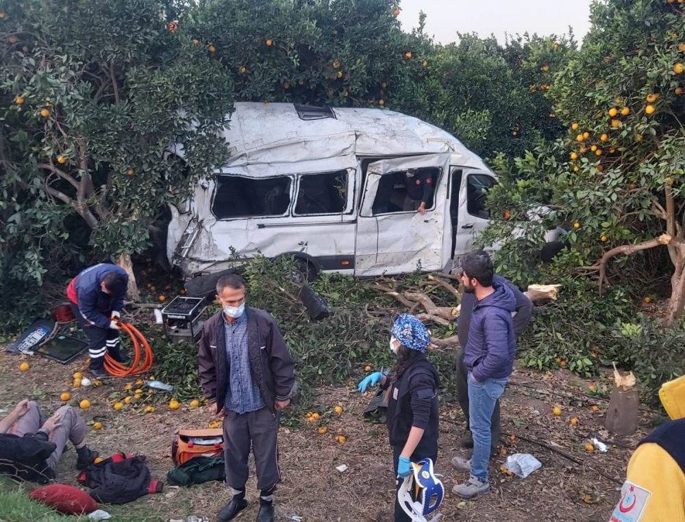 Tarım işçilerini taşıyan minibüs devrildi! 9 yaralı