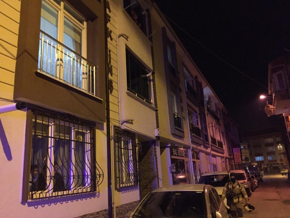 Yangını gören kısıtlamayı unutup sokağa fırladı