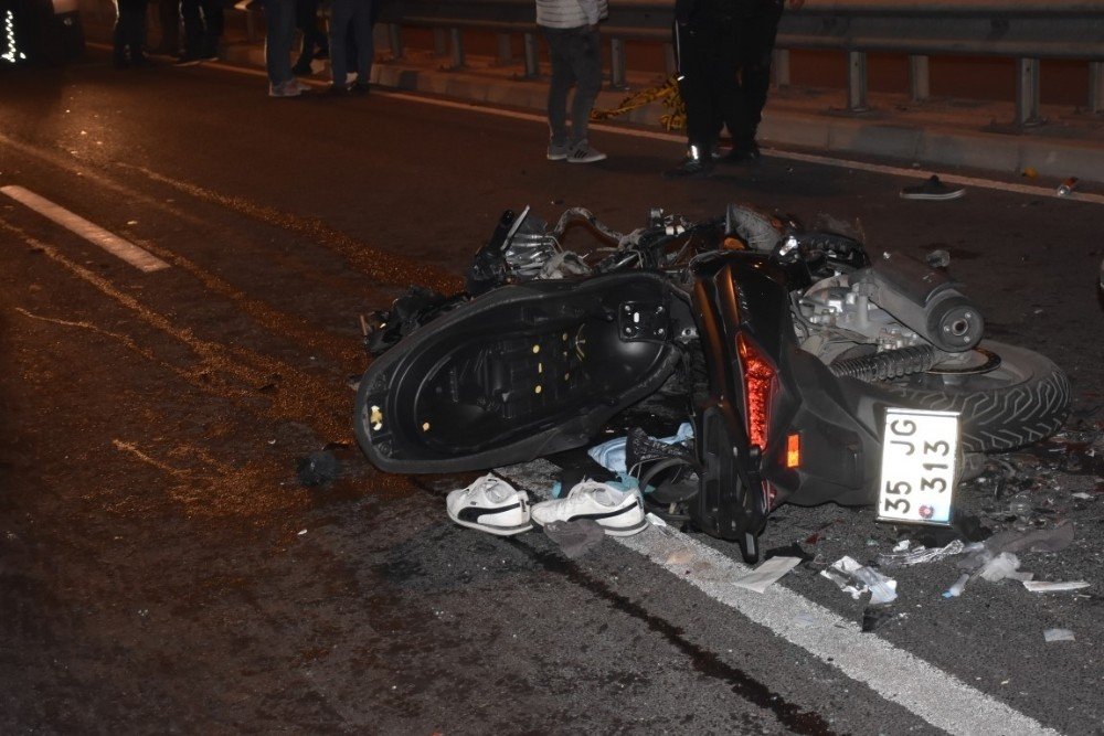 Otomobile çarpan motosiklet metrelerce sürüklendi