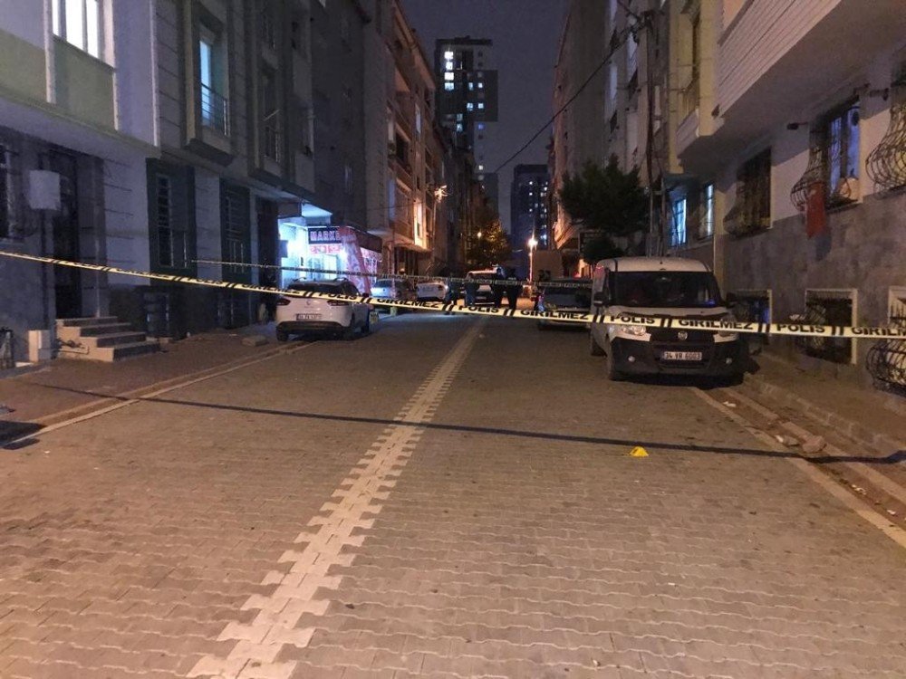 Sokak ortasında genç adama kurşun yağdırdılar