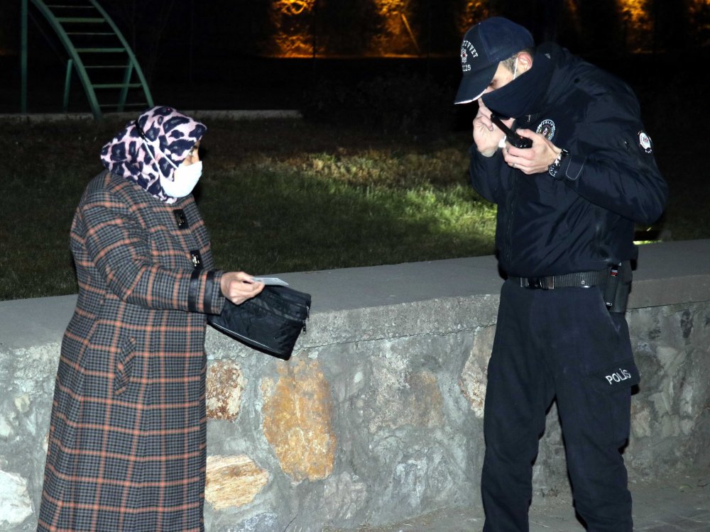 Hem karantinayı hem kısıtlamayı deldi! Ticari takside yakalandı