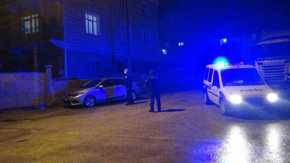 Kısıtlamaya uymayan iki kardeş hakaret ettikleri 3 polisi yaraladı