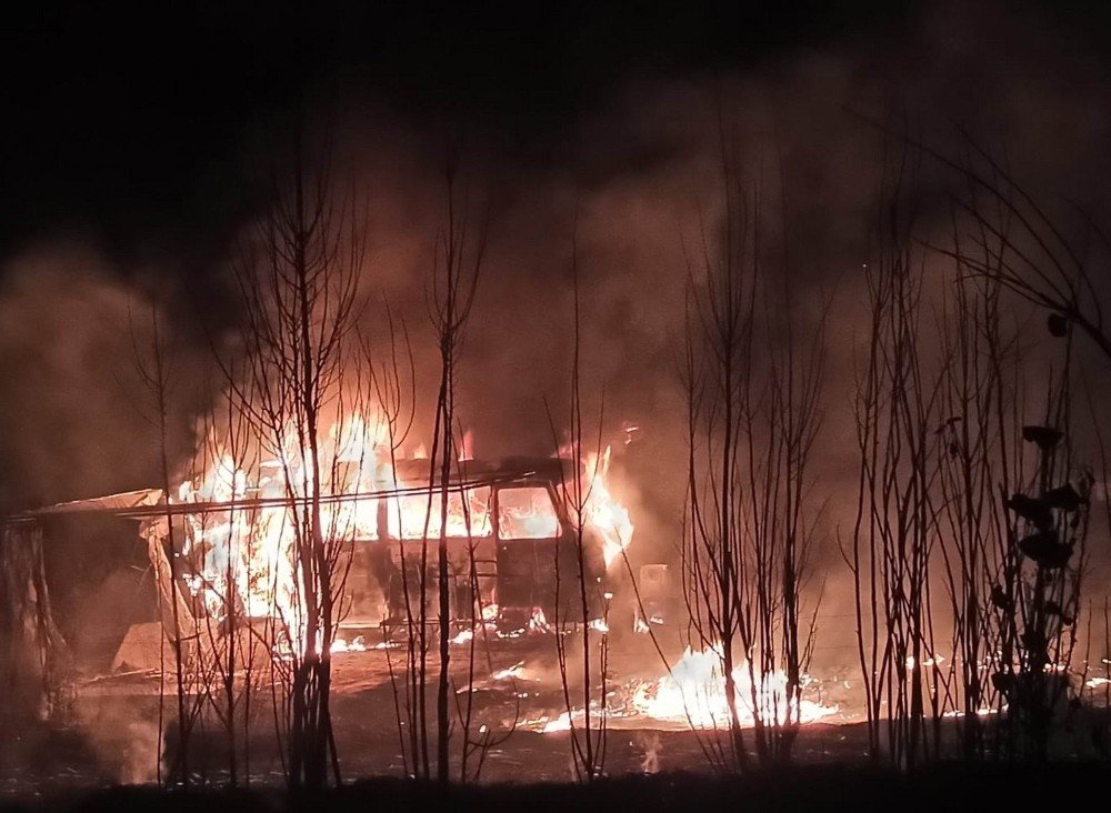 Konya'da bir minibüs yol kenarında park halindeyken cayır cayır yandı