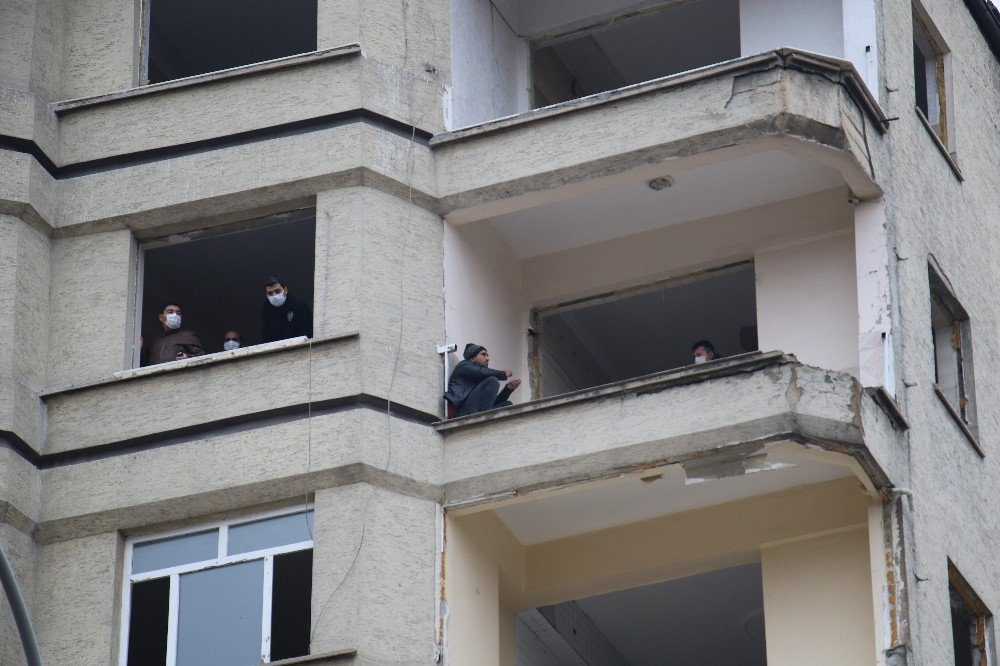 Aşağıdakiler mi yoksa yukarıdaki mi intihar ediyor! İlginç görüntü