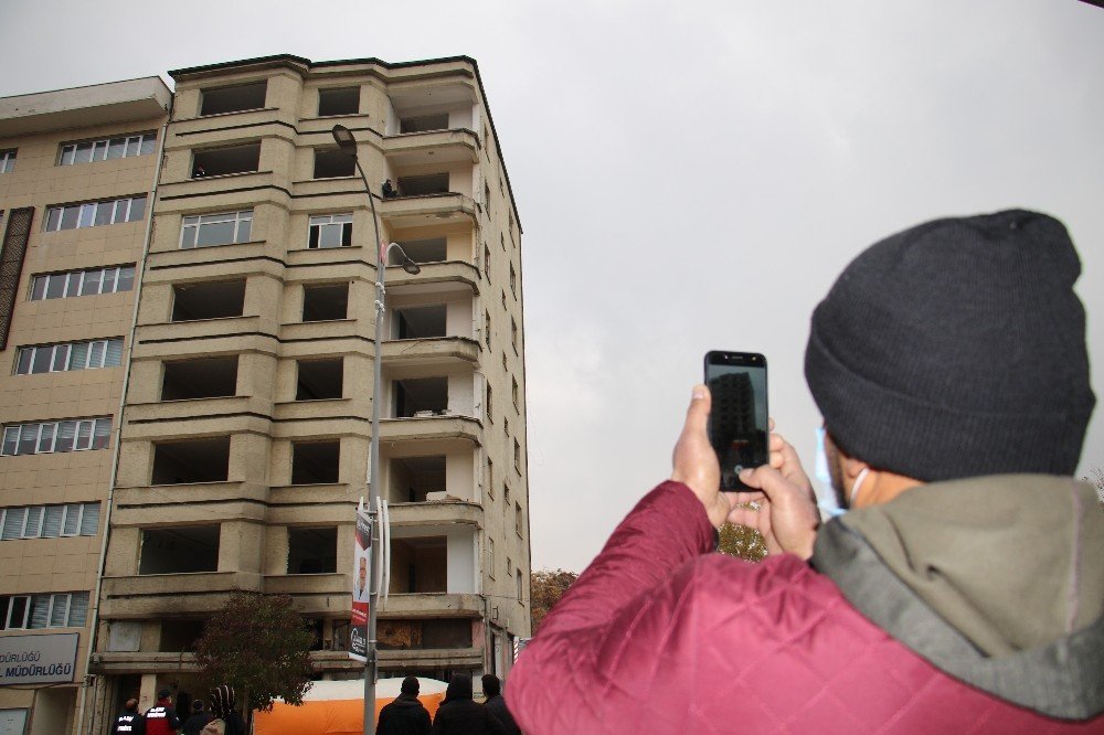 Aşağıdakiler mi yoksa yukarıdaki mi intihar ediyor! İlginç görüntü