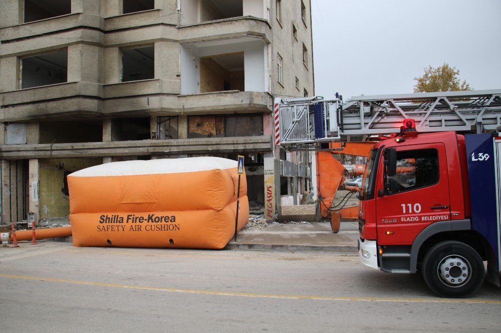 Aşağıdakiler mi yoksa yukarıdaki mi intihar ediyor! İlginç görüntü