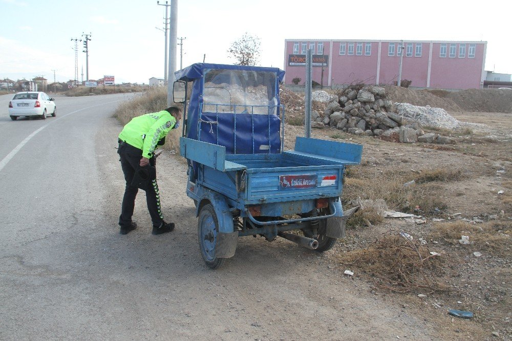 Konya'da kamyonetin çarptığı motosikletli savrulup üç tekerliye çarptı