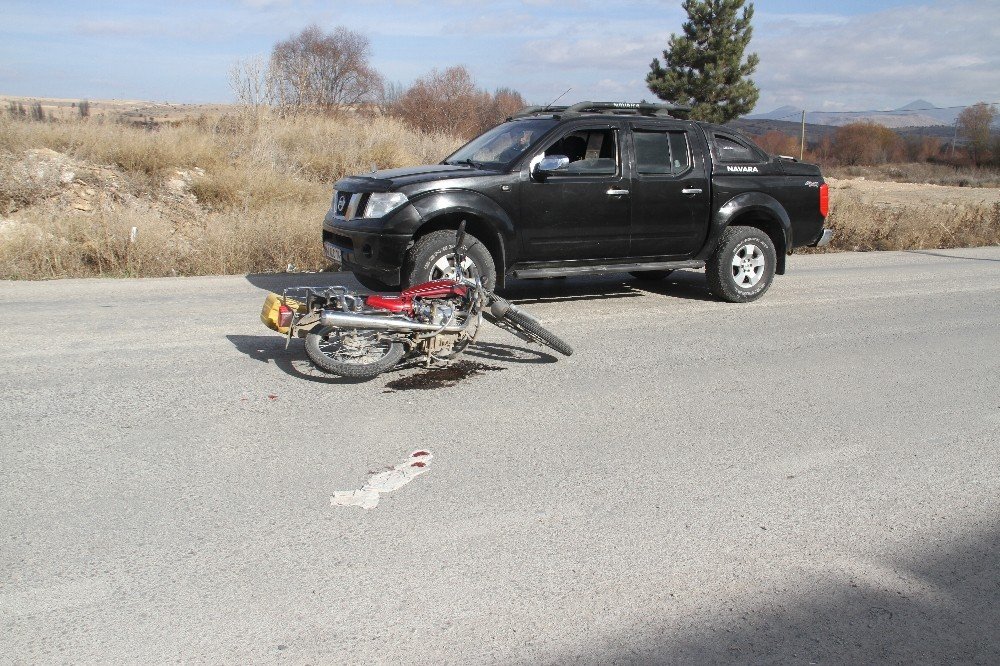 Konya'da kamyonetin çarptığı motosikletli savrulup üç tekerliye çarptı