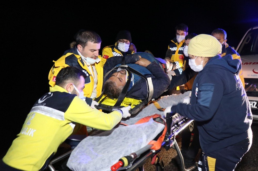 Ticari araç 11 metrelik menfeze çakıldı! Aynı aileden 3 kişi yaralandı