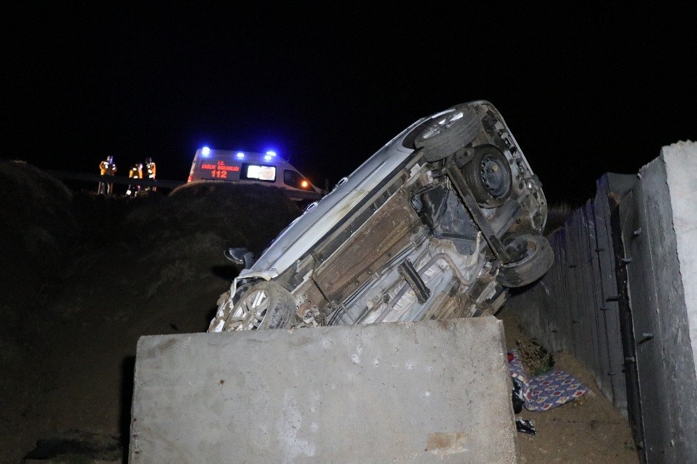 Ticari araç 11 metrelik menfeze çakıldı! Aynı aileden 3 kişi yaralandı