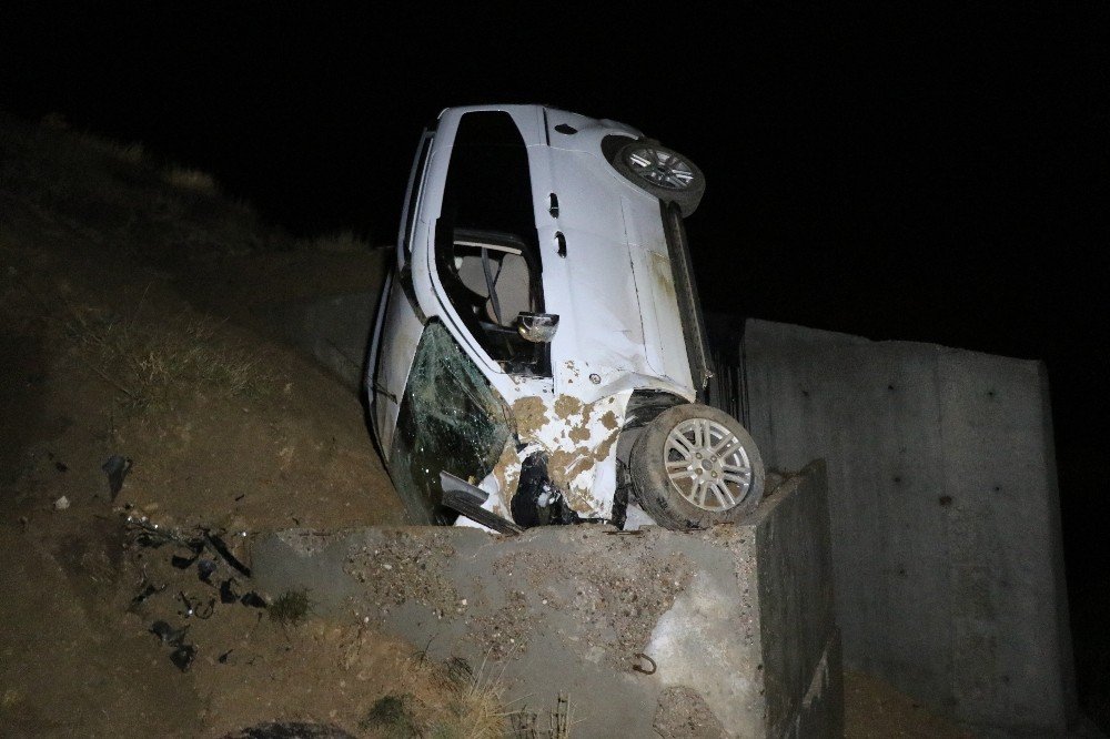 Ticari araç 11 metrelik menfeze çakıldı! Aynı aileden 3 kişi yaralandı