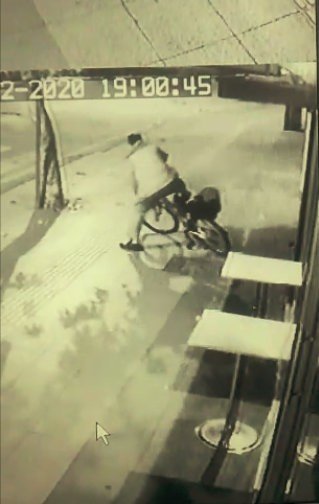 Antalya'da bisiklet çalan alkollü hırsız kameralara takıldı